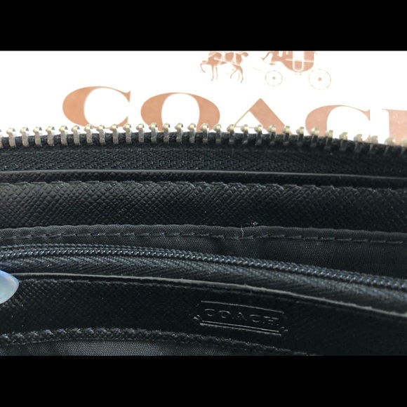 COACH Peyton Signature Wallet - Picture 5 of 6